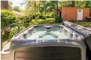 Outdoor spa tub - Relaxing Mediterranean style home w/hot tub, 2 golf carts, private beach access (Myrtle Beach)