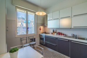 Frigorifero, forno, piano cottura, lavastoviglie