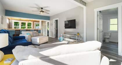 Main Street Retreat! Hot Tub, Golf Cart, Ev Charge