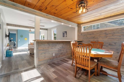 Main Street Retreat! Hot Tub, Golf Cart, Ev Charge