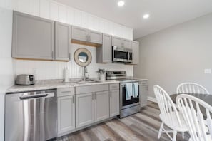 Réfrigérateur, four à micro-ondes, un four, surface de cuisson