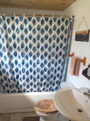Ensemble baignoire-douche, serviettes fournies, papier de toilette