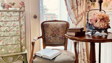 Romantic Room, 1 Queen Bed, Garden View, Corner | Terrace/patio