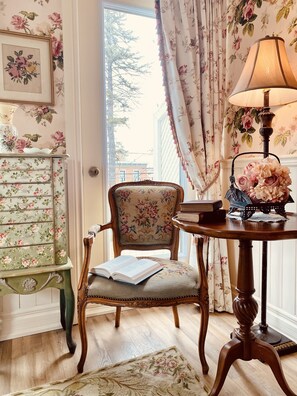 Romantic Room, 1 Queen Bed, Garden View, Corner | Terrace/patio