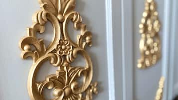 Decoraciones de pared doradas y ornamentales con diseños intrincados.