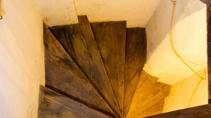 Una escalera de caracol con peldaños de madera que ascienden.