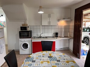 Réfrigérateur, micro-ondes, four, plaque de cuisson