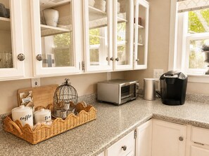 Cafeteira/chaleira, geladeira, micro-ondas, cooktop