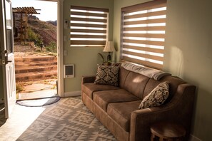 Una Smart TV, una chimenea, libros