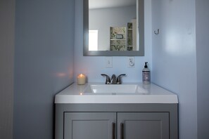 シャワー付き浴槽、ビデ、タオル、石鹸