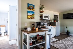 Frigorífico, microondas, horno y placa de cocina