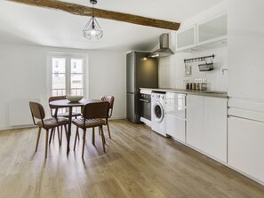 Kühlschrank, Ofen, Geschirrspüler, Wasserkocher mit Kaffee-/Teezubehör