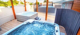 Escape in the heart of the city T2 Jacuzzis Sauna and swimming pool