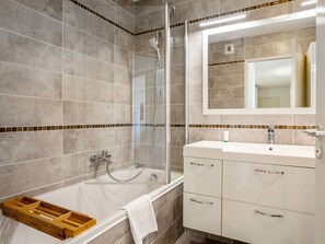 Baignoire, serviettes fournies, savon, shampoing