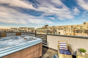 Outdoor spa tub - Walk to Empower Field: Townhome w/ Hot Tub! (Denver)