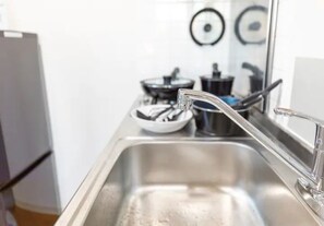 Réfrigérateur, micro-ondes, plaque de cuisson