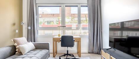 Una televisión, un reproductor estéreo