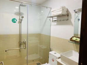 Luxury Quadruple Room | Bathroom | Rainfall showerhead, free toiletries, towels, soap - Green Park 2 Hotel (Quy Nhon)