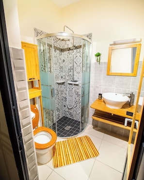 Douche, séchoir à cheveux, serviettes fournies, papier de toilette