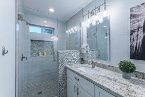 Ensemble baignoire-douche, séchoir à cheveux, serviettes fournies