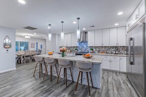 Fridge, microwave, oven, stovetop - Near Trails & Golf, Htd Pool, Tbl Fire Pit, GOLF CLUBS, Poker Table, TVs All BRs (Scottsdale)