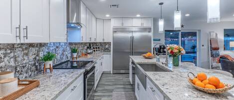 Refrigerador, microondas, horno y parrilla de estufa