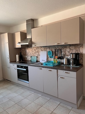 Wasserkocher mit Kaffee-/Teezubehör, Kühlschrank, Ofen, Herdplatte