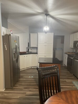 Frigorífico, microondas, horno y placa de cocina