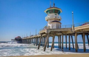 Beach - The White House of Huntington Beach (Huntington Beach)