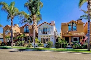 Exterior - The White House of Huntington Beach (Huntington Beach)