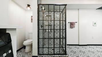 Douche, serviettes fournies, savon, shampoing