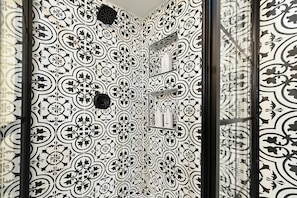 Shower, towels, soap, shampoo - Gorgeous Private Apartment (Aliquippa)