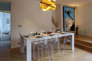 Dining table seats 6-8 - Majestic 145 Historical Building Chamonix All Year (Chamonix)
