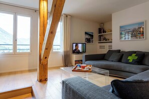 Large sitting area in open-plan living room - Majestic 145 Historical Building Chamonix All Year (Chamonix)