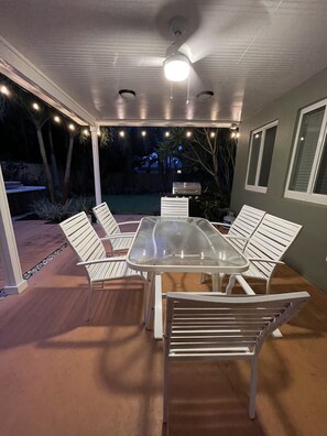 تناول الطعام بالخارج