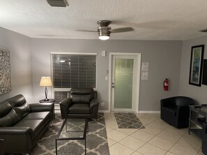 智能电视、DVD 播放器、书、立体声音响