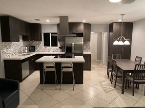 冰箱、微波炉、烤箱、炉灶