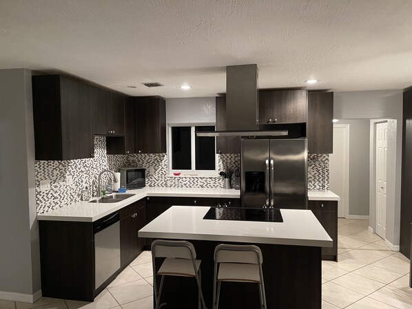 冰箱、微波炉、烤箱、炉灶