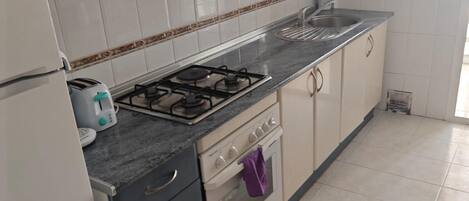 Réfrigérateur, four à micro-ondes, un four, surface de cuisson