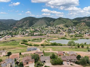 Zona residencial con casas, calles y un lago.