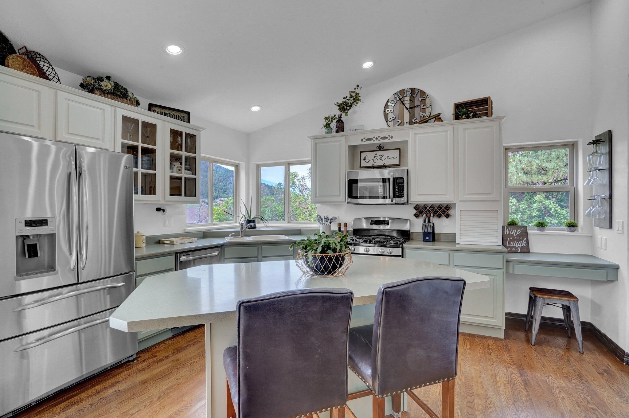 冷蔵庫、電子レンジ、オーブン、コンロ