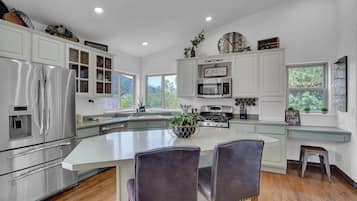 Kjøleskap, mikrobølgeovn, ovn og kokeplater