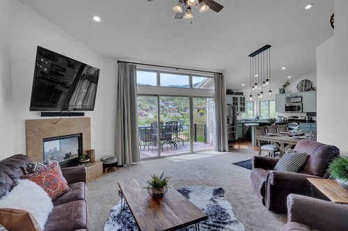 Lake View 5-Bedroom House with a Mountain Backdrop