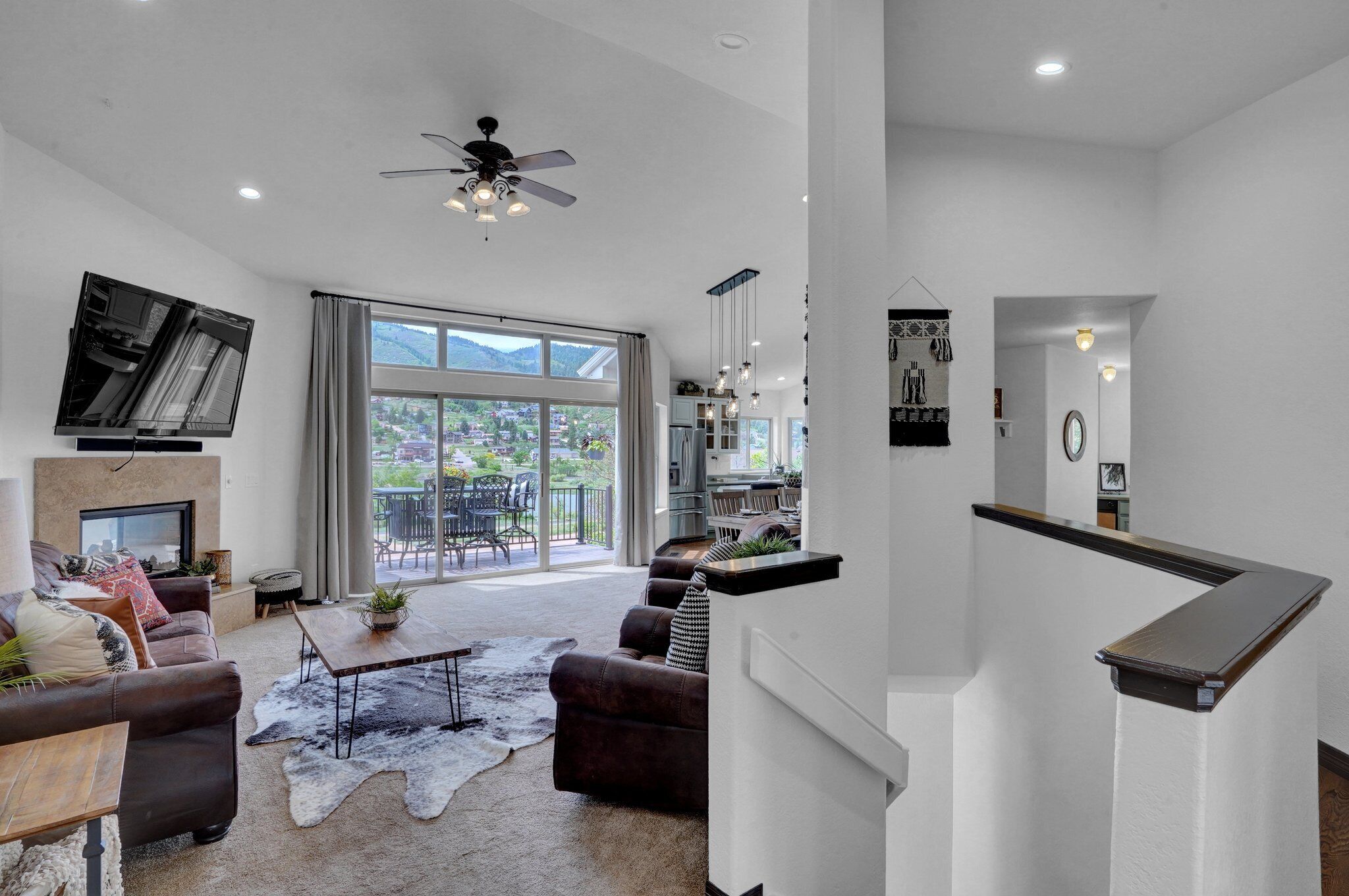 スマートテレビ、暖炉、テーブルサッカー台