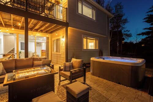 Lake View 5-Bedroom Home with HOT TUB, Spacious Patio with Fire Pit, Watercraft