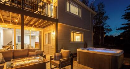Lake View 5-Bedroom Home with HOT TUB, Spacious Patio with Fire Pit, Watercraft
