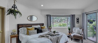 Lake View 5-Bedroom House with a Mountain Backdrop