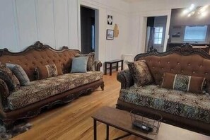 Smart TV, fireplace - <3 of Royal Oak - Entire 2BR House! (Royal Oak)