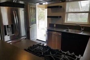 Refrigerador, microondas, placa de cocina, lavavajillas