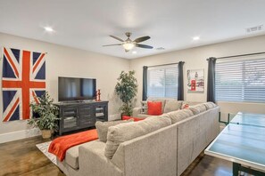 Fernseher, Kamin, Videospiele, DVD-Player